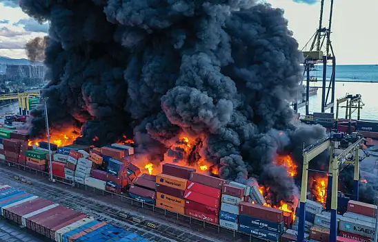 Depremde çıkan yangın devam ediyor