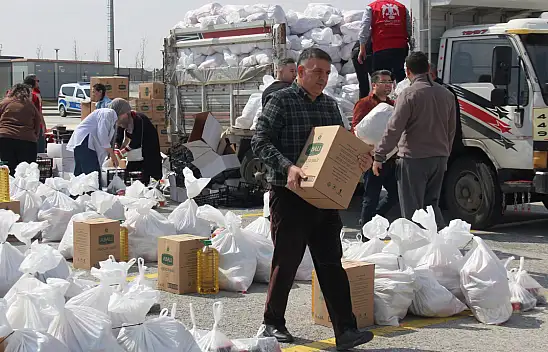 Depremzede aileler için gönüllü kurye oldular