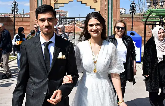 Depremzede çift,  dünya evine girdi