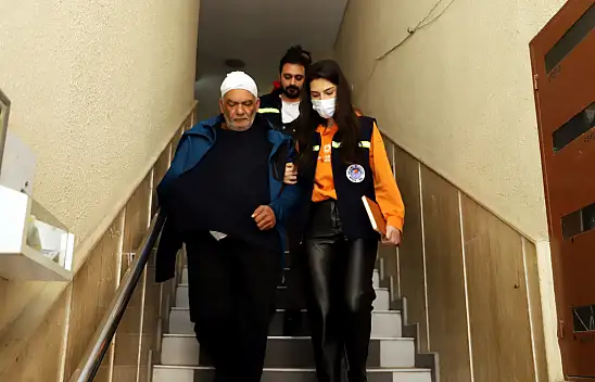 Depremzedeler hastaneye ulaştırılıyor