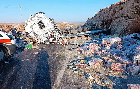 Devrilen tırın sürücüsü kabinde sıkıştı