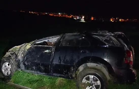 Direksiyon hakimiyetini kaybeden sürücü tarlaya uçtu