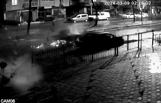 Direksiyon hakimiyetini kaybeden sürücü ağaca çarptı