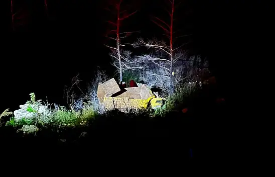 Direksiyon hakimiyetini kaybetti: 30 metrelik uçuruma yuvarlandı