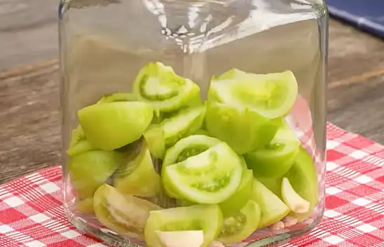 Domates turşusu nasıl kurulur? Köylülerin bilip söylemediği domates turşusu sırrı Meğer asla yumuşamıyor ve ekşi olmuyormuş!