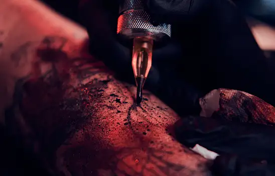 Dövme sildirirken iz kalıyorsa bu yöntemi dövmecinize söyleyin. Ne iz kalıyor ne de kızarıklık