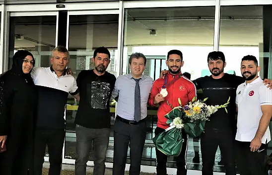 Dünya 3.'sü olan Torku Şekersporlu Alihan Bayraktar yurda döndü