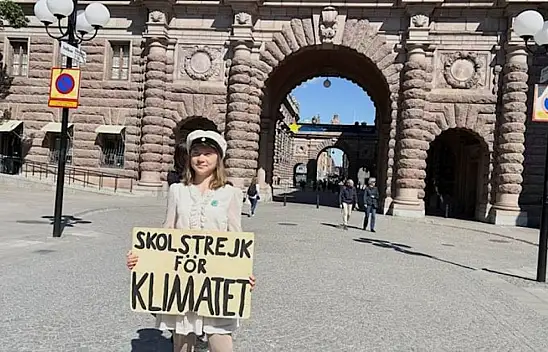 Dünyaca ünlü o genç kız, mezun oldu