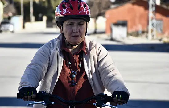 Emekli öğretmen bisiklet sürmeyi öğrenmek için 67 yaşında kursa gitti