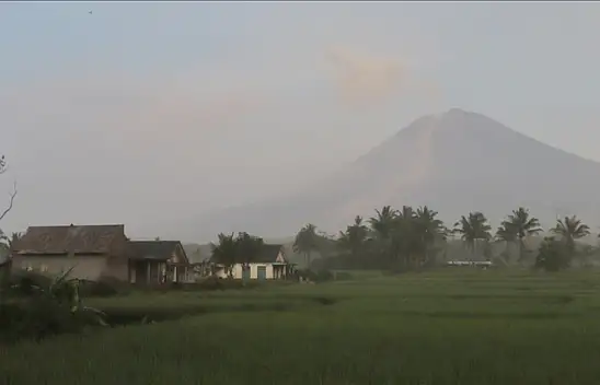 Endonezya'da Semeru Yanardağı kül püskürtmeye başladı