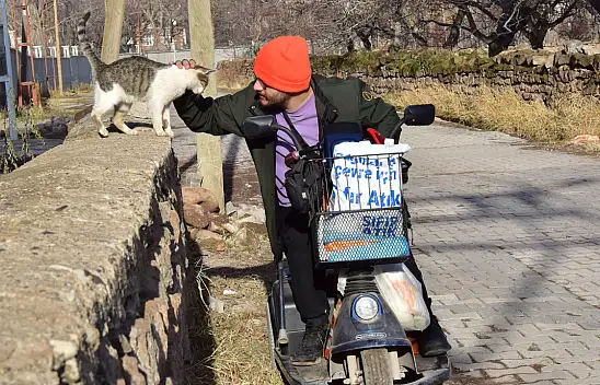 Engelli genç 10 yıldır sokak hayvanlarını besliyor