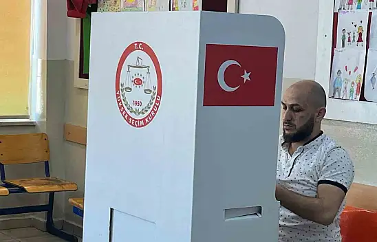 Engelli ve yatalak hastalar sedye ile oy kullandı