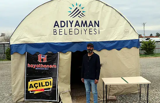 Enkazdan çıkardığı malzemelerle kütüphane kurdu