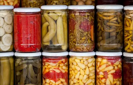 Erimeyen kütür kütür turşuların sırrı! Her kavanoza bir avuç eklemeniz yeterli oluyor