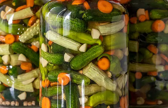 Erimiyor, kokmuyor! Kavanoza bir tutam ekleyin… Kütür kütür turşunun taktiğiymiş