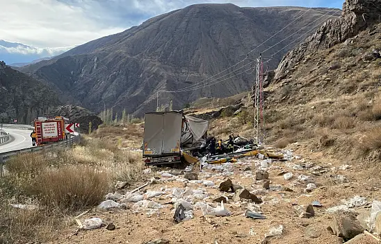 Erzurum'da devrilen nohut yüklü tırın sürücüsü öldü!