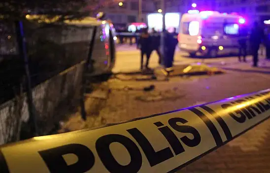 Eşini defalarca bıçakladıktan sonra yurt dışına kaçmaya çalışırken yakalandı