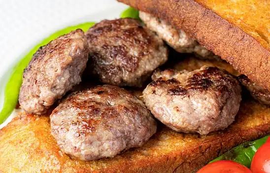 Esnaf işi köfte yaparken bilmeniz gereken tüyo. Harcına 1 kaşık eklemeniz gerekiyormuş