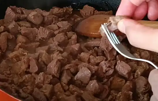 Et pişirirken kesinlikle bilmeniz gereken tüyo. Tencereye ekleyince et ağızınızda dağılacak…