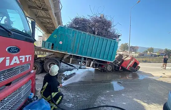 Facianın eşiğinden dönüldü. Dorsesi açılan kamyon üst geçide çarptı