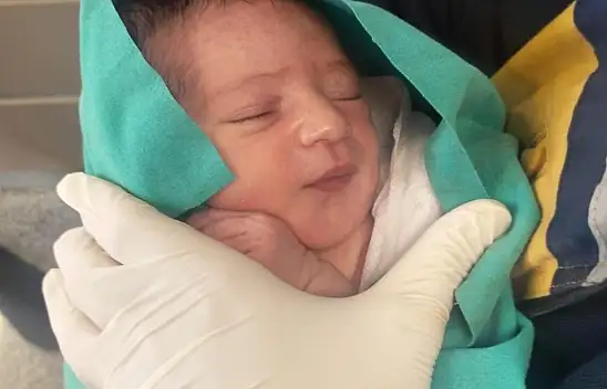 Film sahnelerini aratmayan anlar: Bir bebek cami avlusunda terk edildi!