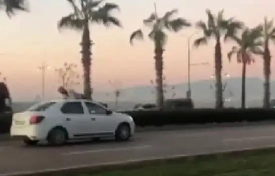 Film sahnesini aratmadı! Seyir halindeki aracın üzerine atladı!