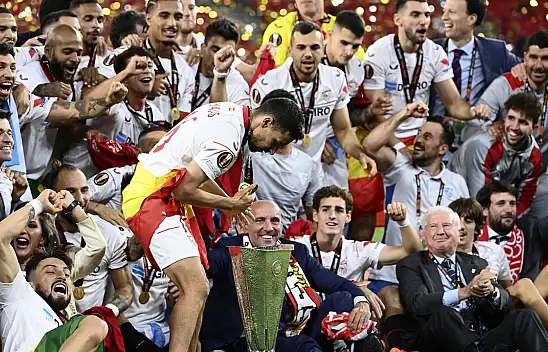 Finallerin takımı Sevilla, Morinho'yu devirdi