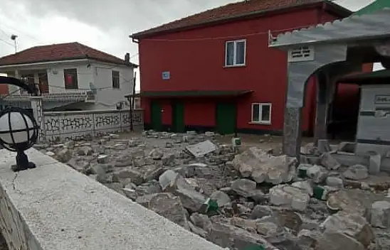 Fırtına Aksaray'da etkili oldu!.. Cami minaresini devirdi!