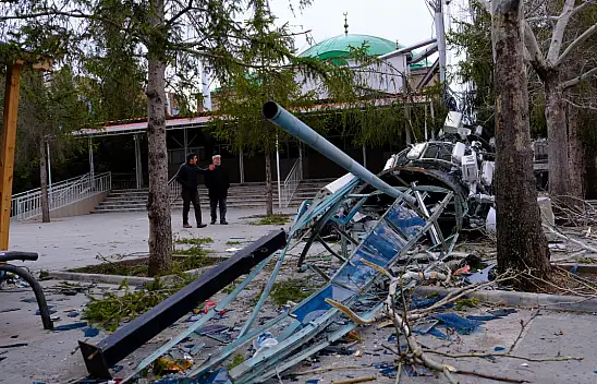 Fırtına minareyi devirdi, çatıları uçurdu