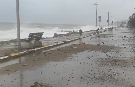 Fırtınanın uçurduğu çatılar bir kişinin üzerine düştü!