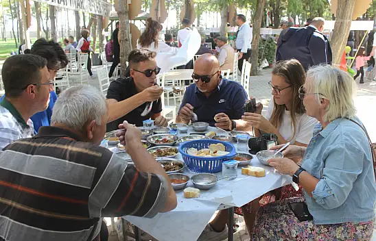 Fransız turistler Konya'da düğüne katıldı
