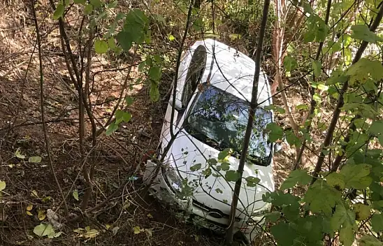 Fren yerine gaza bastı: 15 metre yükseklikten şarampole yuvarlandı