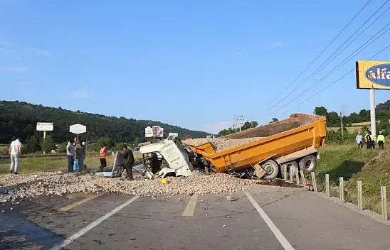 Freni patlayan taş yüklü kamyon dehşet saçtı