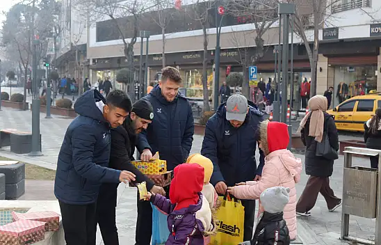 Futbolcular Şivlilik dağıttı
