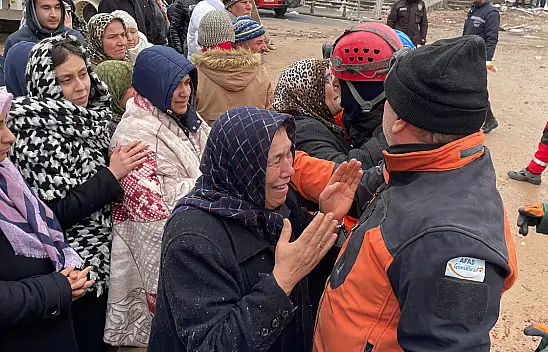 Gaziantep'te yıkılan binanın enkazından 30 saat sonra aynı aileden 2 kişi kurtarıldı