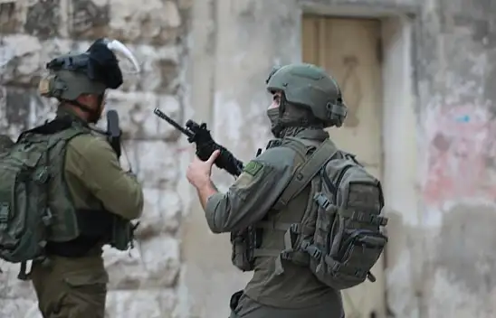 Gazze'de İsrail güçleri, insani yardım dağıtımını yapan Filistinli polisi hedef aldı