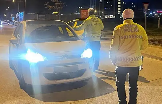 Gece saatlerinde yapılan denetimde 34 sürücüye 213 bin TL para cezası kesildi