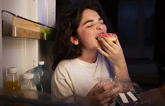 Gece Yemeklerinin Gizli Tehlikesi: Gece Yeme Sendromunu Fark Etmenin İpuçları