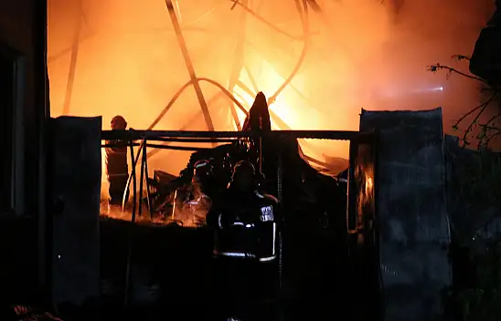 Geceyi aydınlatan yangın! 4 saat sonra kontrol altına alındı