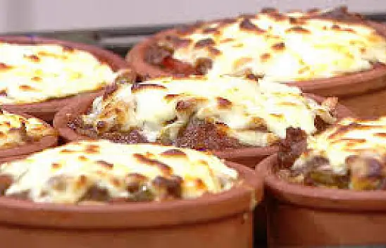 Geleneksel Türk mutfağının vazgeçilmezi, güveçte kaşarlı kavurma tarifi!