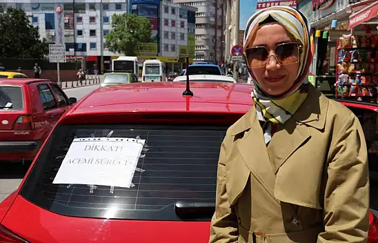 Gören bir daha bakıyor! Konya'da dikkat acemi sürücü yazısıyla dikkat çekiyor!