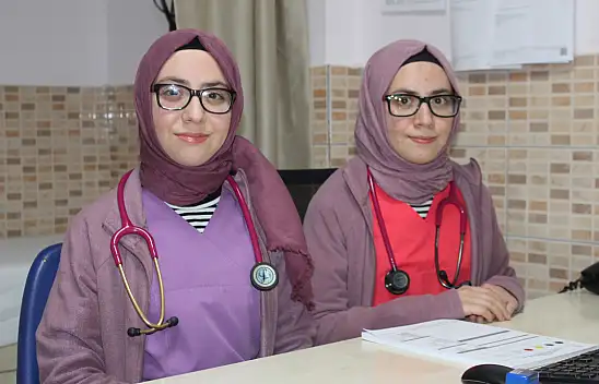 Gören bir daha bakıyor! Şaşkınlıklarını gizleyemiyorlar! Tek yumurta ikizi doktorlar!