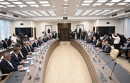 Gözler hükümetin teklifinde