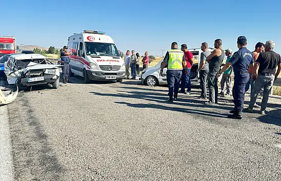 Hafif ticari araç ile otomobil çarpıştı: 7 yaralı