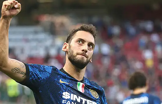 Hakan Çalhanoğlu, ödülünü depremzedelere adadı