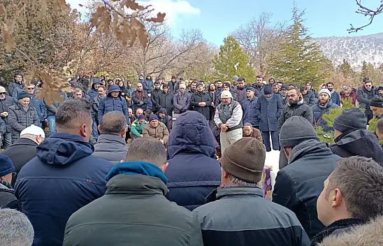 Hatay'da 14 katlı binanın enkazında can veren öğretmen Konya'da toprağa verildi