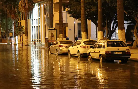 Hatay'da deniz suyu taştı! Sebebi lodos mu?