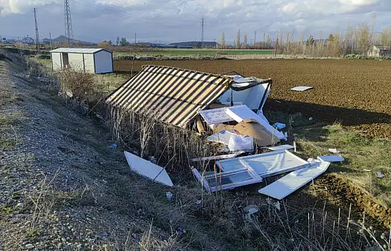 Hataya götürülen konteynır devrildi