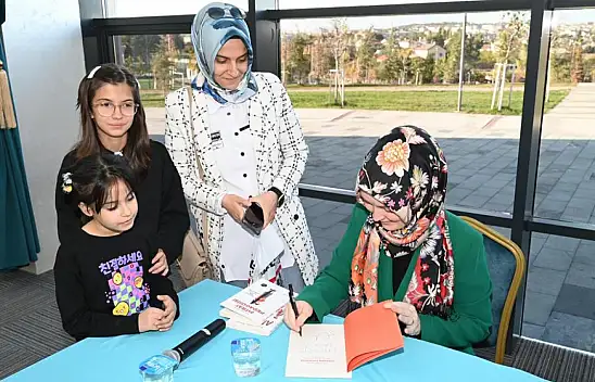 Hatice Kübra Tongar Konya'da hayranları ile buluştu