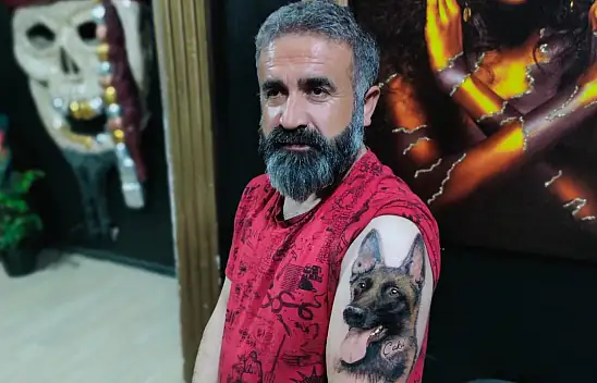 Hayatını kurtaran köpeğin resmini koluna dövme yaptı